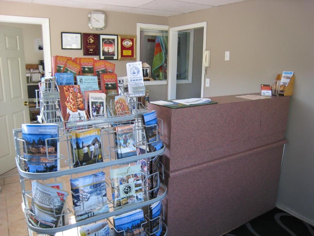 Fraser Bridge Inn And Rv Park Quesnel Bagian luar foto